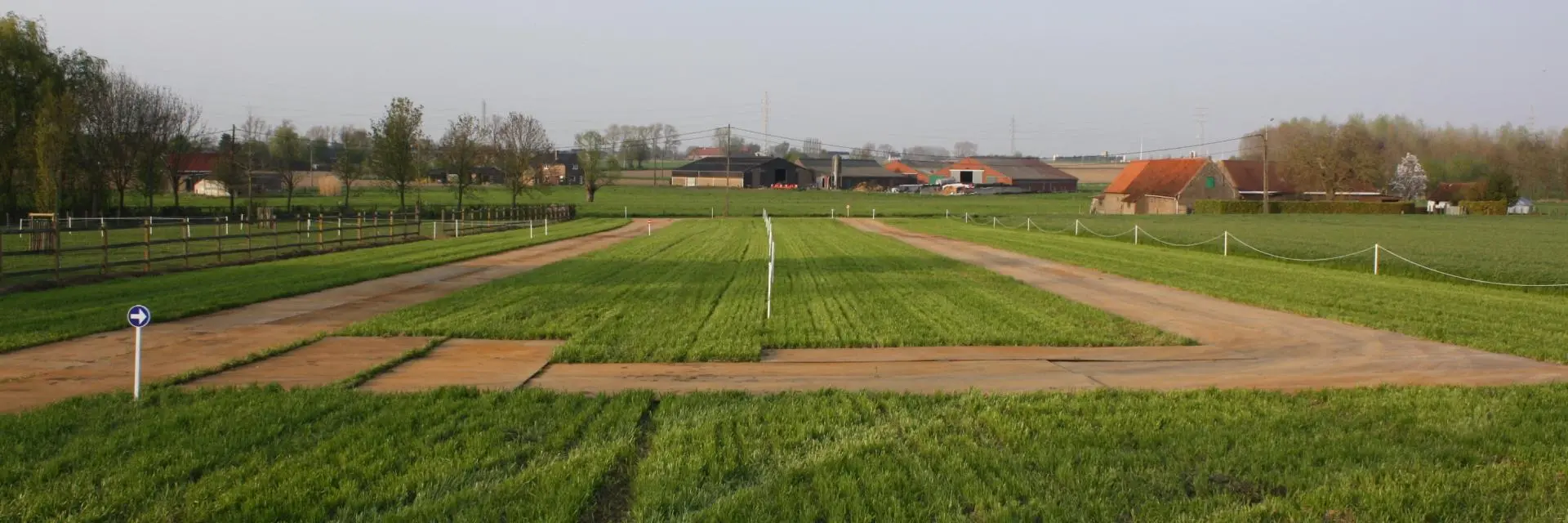 Stalen rijplaten leveren en plaatsen tijdelijke parking evenement