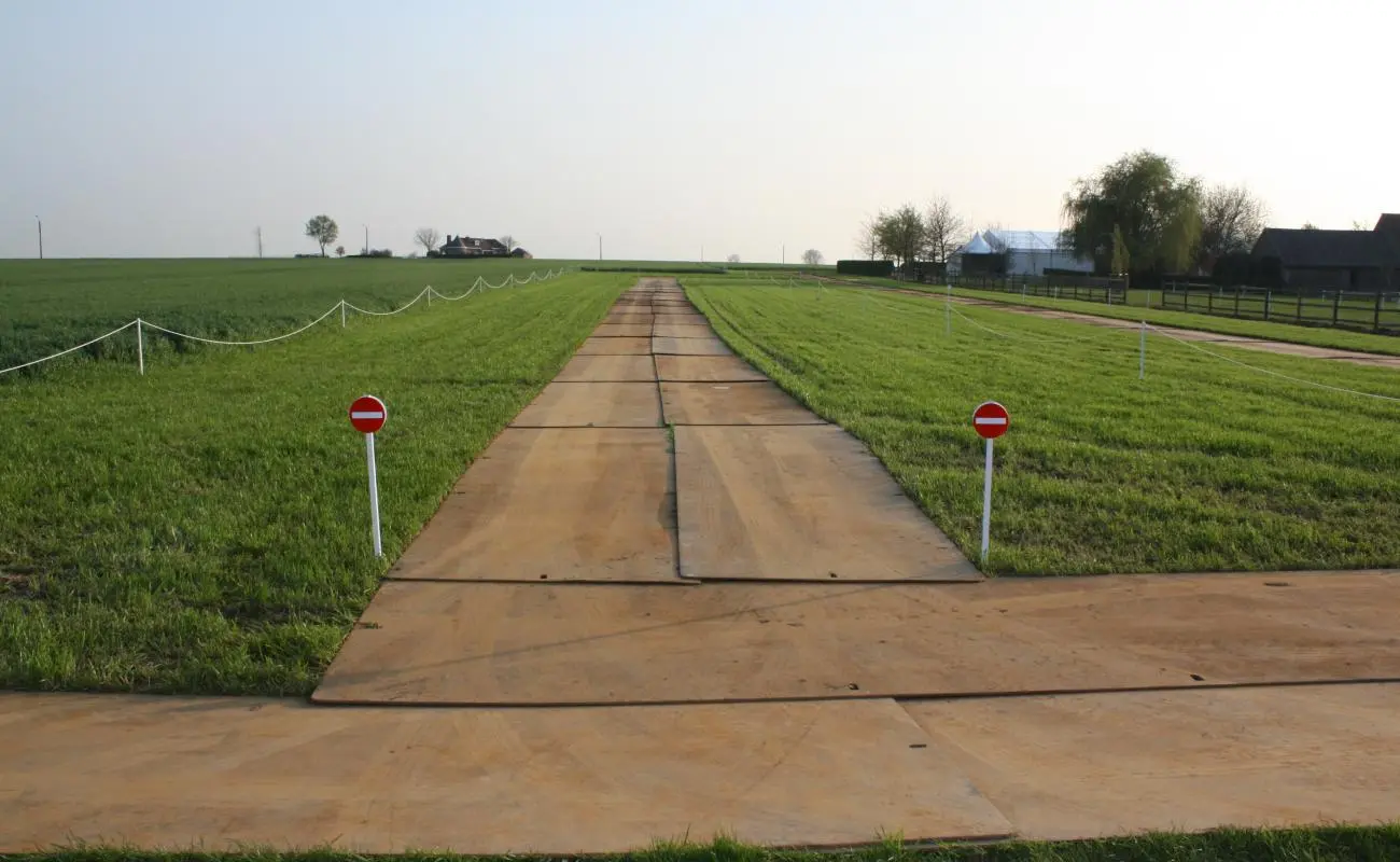 Stalen rijplaten leveren en plaatsen tijdelijke parking evenement