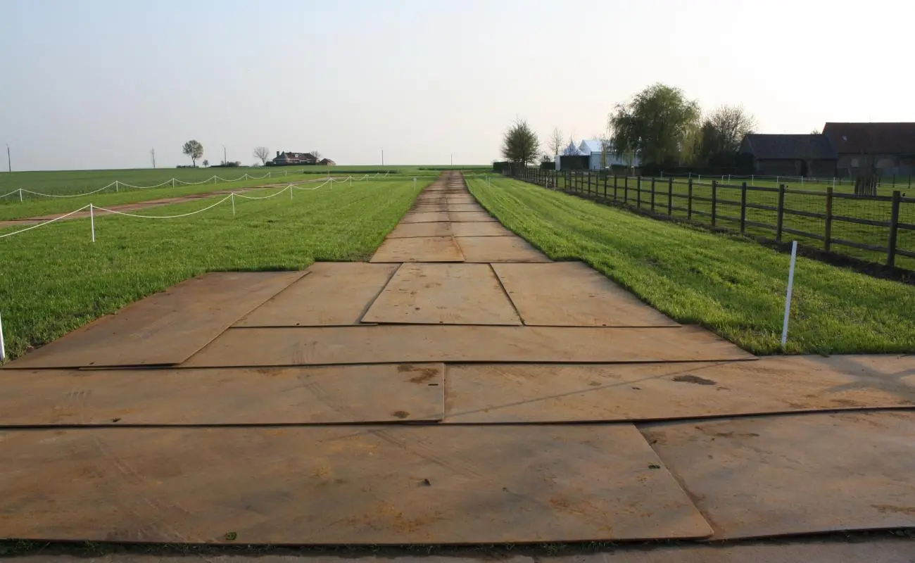 Stalen rijplaten leveren en plaatsen tijdelijke parking evenement