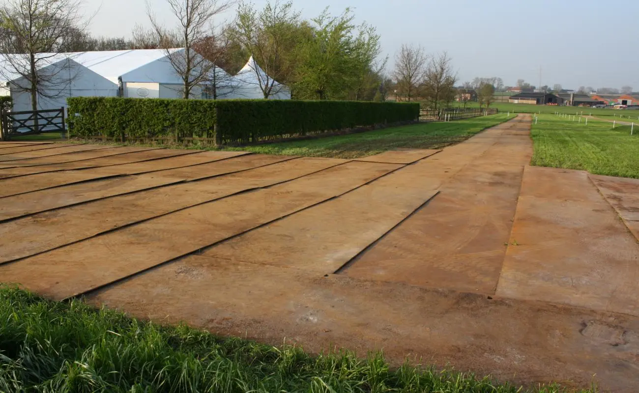 Stalen rijplaten leveren en plaatsen tijdelijke parking evenement