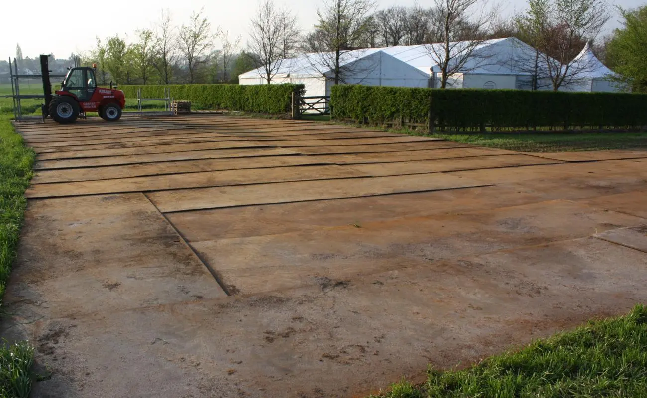 Stalen rijplaten leveren en plaatsen tijdelijke parking evenement